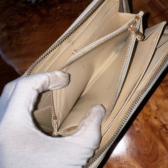 Louis Vuitton
2009 Damier Azur Pattern Zippy Organizer Wallet & unbranded chain - Picture 11 of 17